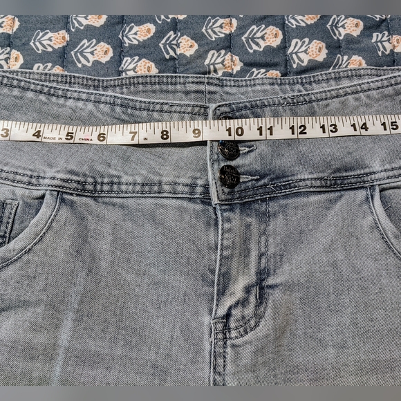 Hybrid & Company Super Comfy Stretch Denim Knee Length Capris/Bermuda Shorts 16 - Picture 12 of 12